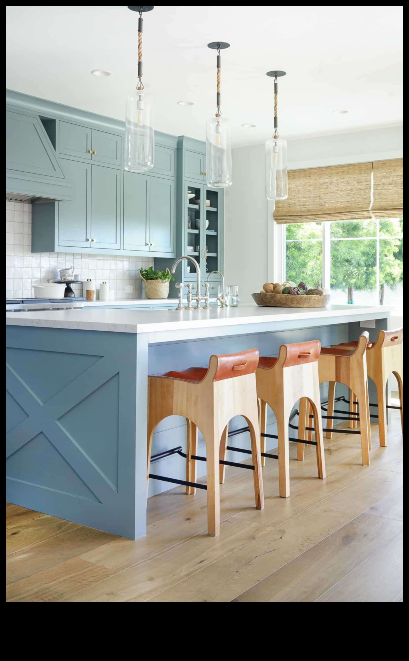 איך להשיג מטבח בהשראת חוף עם הדגשים כחולים באמצעות רעיונות תפאורה?