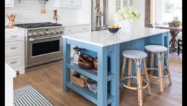 איך להשיג מטבח בהשראת חוף עם הדגשים כחולים באמצעות רעיונות תפאורה?