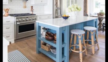 איך להשיג מטבח בהשראת חוף עם הדגשים כחולים באמצעות רעיונות תפאורה?