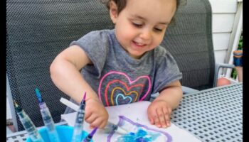 כיף של צבעי מים ללא בלגן: עשה זאת בעצמך לילדים יצירתיים עם מים צבעוניים